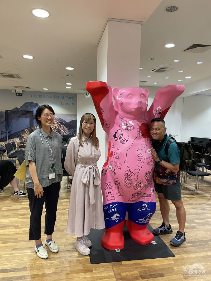 駐德國代表處文化組長葉瑋妮（左）、李琴峰（中）、旅德作家陳思宏（右）