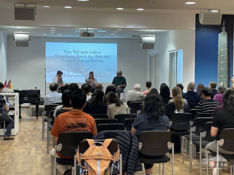 旅日芥川獎得主李琴峰為觀眾朗讀（前中）