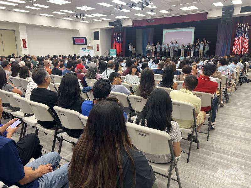 TACL LYF結業式許多家長觀賞孩子成果