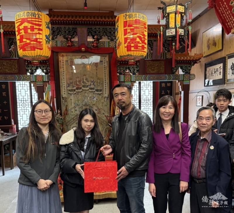 莊雅淑(右2)、劉岱欣(左1)帶領學員致贈紀念品予致五洲洪門致公堂總堂會長梁國緯(左3)