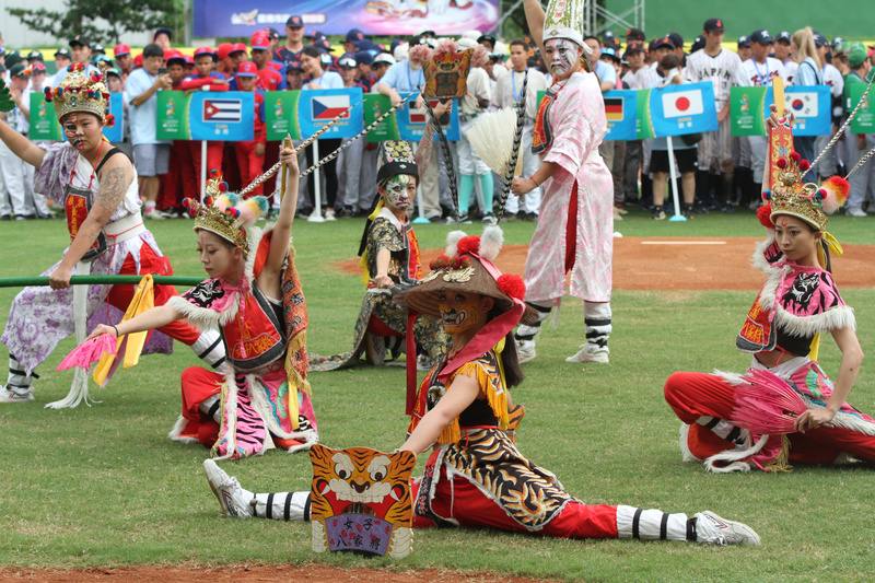 2025第8屆U12世界盃少棒錦標賽25日下午在台南亞太國際棒球訓練中心少棒主球場舉行開幕典禮，並安排極具台灣特色的女子八家將藝陣表演