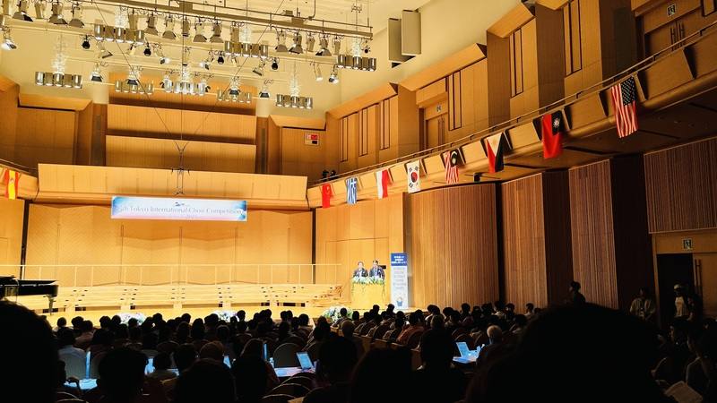 台灣合唱團赴日本參加東京國際合唱大賽，臨時遭到中國抗議要求撤下國旗，經過駐日代表處嚴正抗議並斡旋，最終包括五星旗在內，所有國旗都從會場撤下。圖為撤旗前一天的比賽會場第一生命音樂廳仍懸掛各國國旗