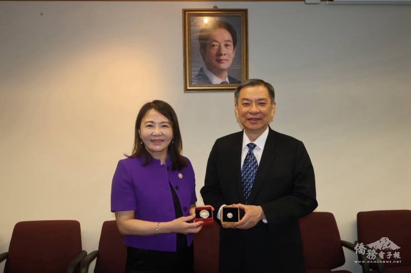 莊住維致贈世華胸章予丘高偉