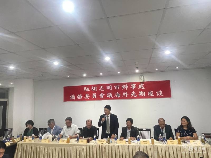 駐胡志明市辦事處處長韓國耀致詞（中間站立者）