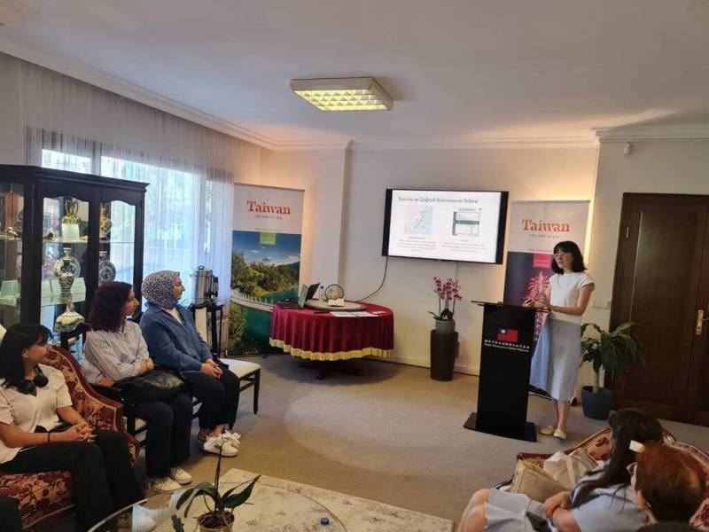 在土耳其的台灣華語教師高子晴（站立者），在活動現場介紹台灣的語言教育環境與生活文化，除以輕鬆活潑的方式分享台灣多元的社會特質，也回覆學生的各式提問。（駐土耳其代表處提供）