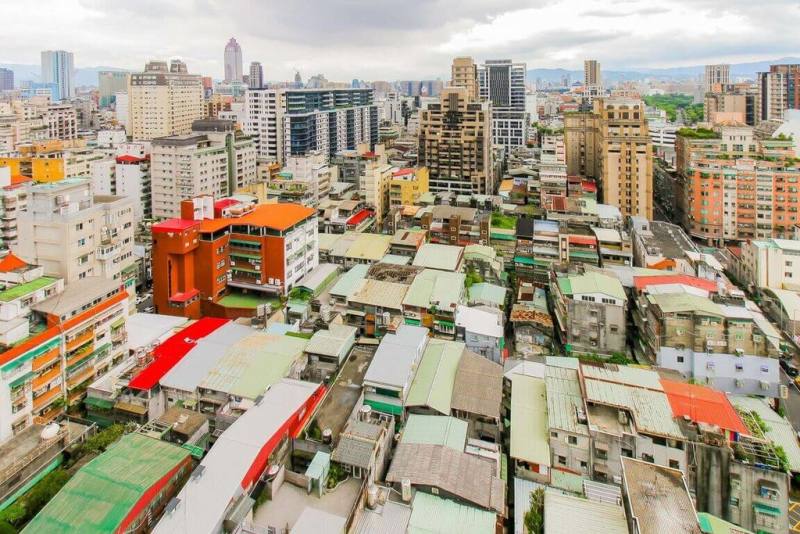 永慶房產集團28日公布統計，近一年台北市各屋齡段交易量與交易占比，數據顯示屋齡30年以上中古屋交易占比高達55%，為台北市交易主力的住宅產品。（永慶房產集團提供）