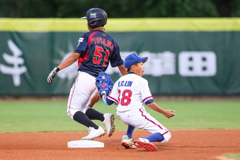 U12世界盃棒球賽台灣隊27日與日本交手以2比7吞敗，但總教練章子健表示，首局日本隊攻勢來得很快、攻下2分，但台灣隊關鍵時刻也有精彩雙殺守備化解，兩隊算是伯仲之間，就是缺關鍵一擊。（中華民國棒球協會提供）