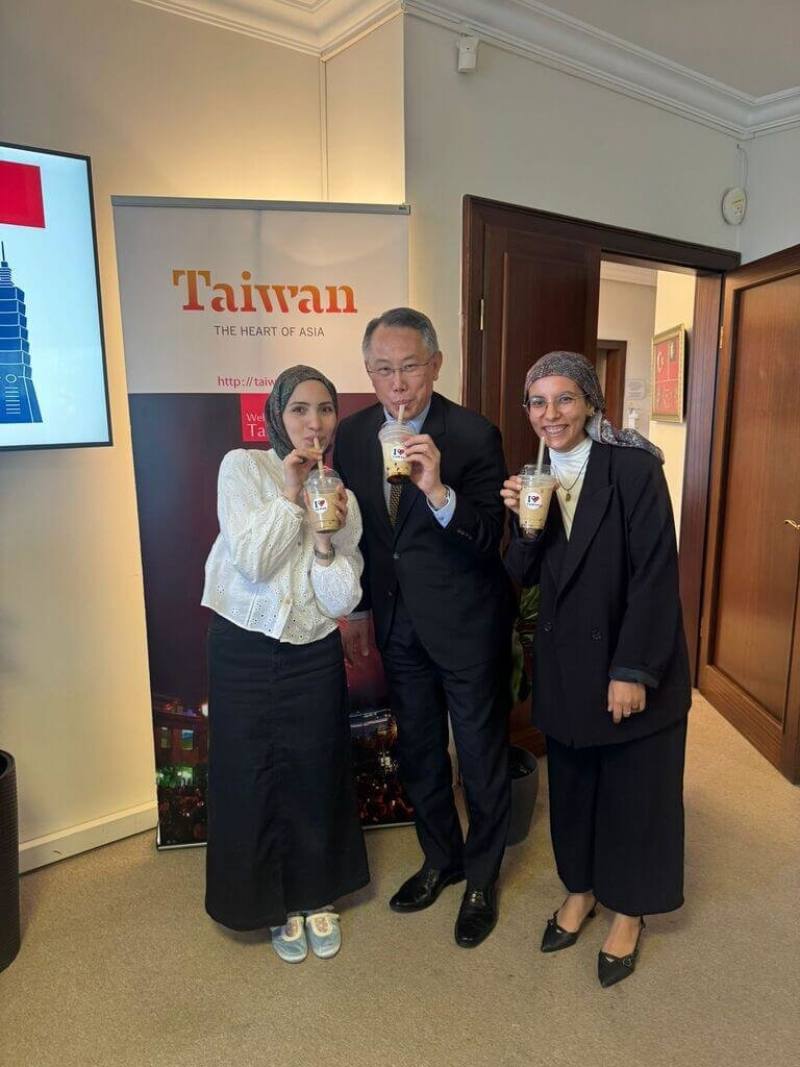 土耳其學生獲得獎學金，可到台灣學習，獲獎者開心地與駐土耳其代表黃志揚（中）合影。（駐土耳其代表處提供）