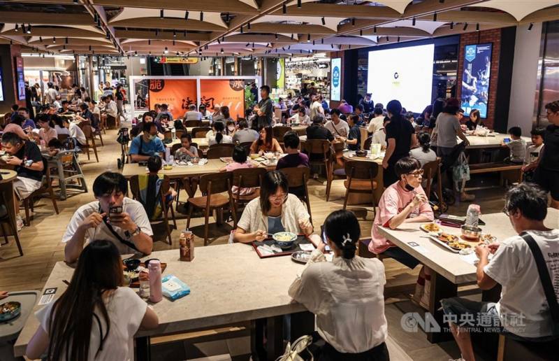 圖為商場美食街消費人潮。（中央社檔案照片）