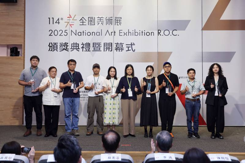 NTMoFA director Chen Kuang-yi (6th from left) takes a group photo with the bronze prize winners
