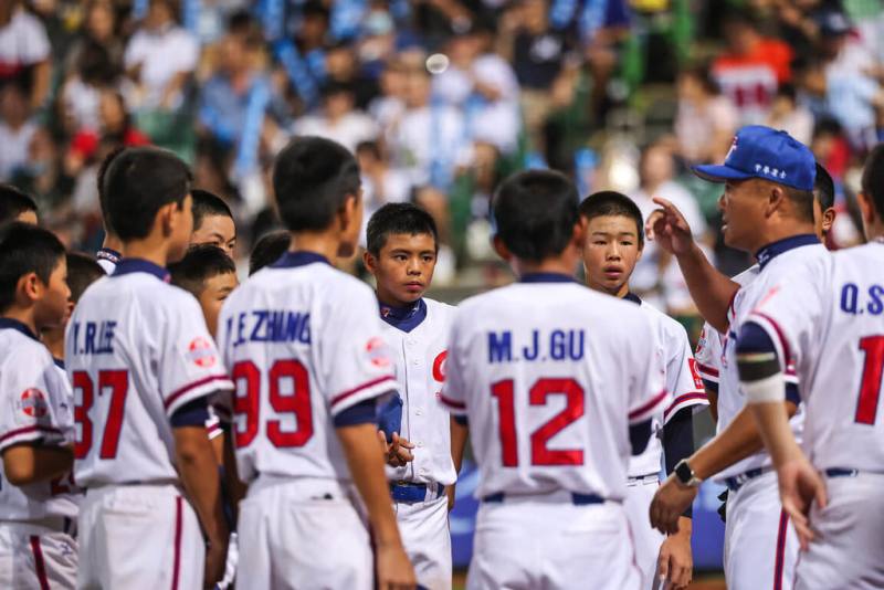 U12世界盃棒球賽台灣隊27日與日本交手，以2比7吞下此次賽會首敗，賽後球員難掩失落心情，總教練章子健（右）稱讚大家有扛住壓力，接下來比賽會越來越好。圖為教練集合球員講話情形。（中華民國棒球協會提供）