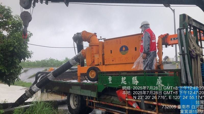 因應豪雨災情 水災中央災害應變中心二級開設調度移動式抽水機—六河分署