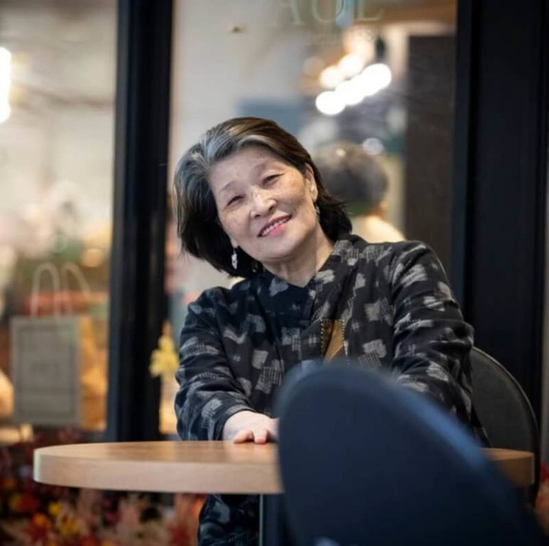 國家兩廳院持續進行「藝術出走」計畫，推出「給自己的情書」活動，邀請作家袁瓊瓊（圖）擔任導師，透過短詩與歌詞改寫的創作方式，帶領長者以文字、聲音與影像留下記憶。（兩廳院提供）