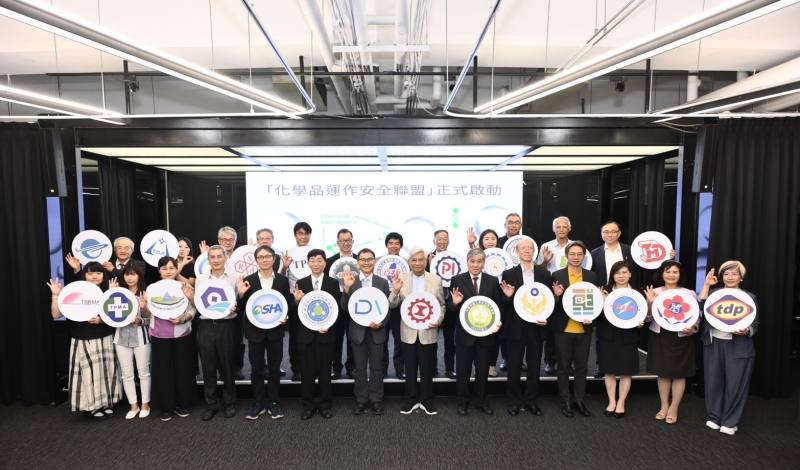 產發署吳組長、化學署倪組長及全國工總陳副理事長召集包括電子零組件、塑膠製品、化學材料、金屬製品等18個公協會代表，宣告成立化學品運作安全聯盟。