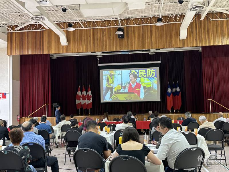 多倫多文教中心主任藍柏青於簡報中播放僑界建構全社會防衛韌性及總統賴清德視導臺北巿2025城鎮韌性演習影片