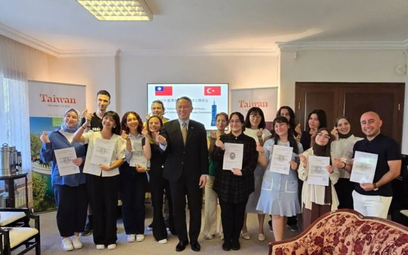駐土耳其代表黃志揚（前排右5）25日頒發證書，給今年9位台灣獎學金、13名華語文獎學金獲獎學生，並期勉他們在台灣學習完並回到土耳其後，能成為雙邊各項交流的種子。（駐土耳其代表處提供）