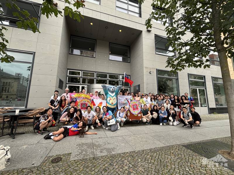 由兩輛臺風腳踏車帶領，臺灣隊的腳步堅定不迷路