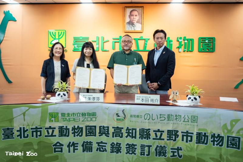 Group photo of signing Senior Specialist Shu-Fei Yang, Director Lucia Ju, Director Yusuke Honda, Director General Kazuhiko Yokochi