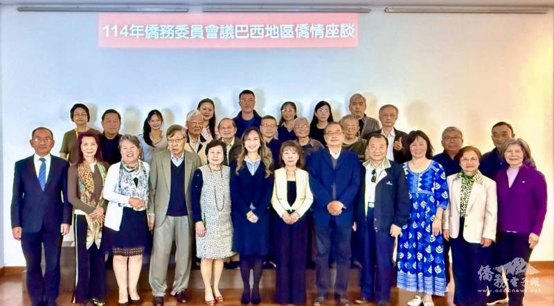 貴賓和僑務榮譽職人員、僑社負責人一起合照