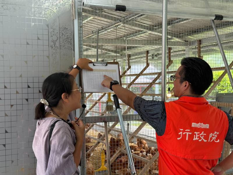 原民會谷縱·喀勒芳安 Qucung Qalavangan副主委了解紅葉福利雞蛋合作社運作模式