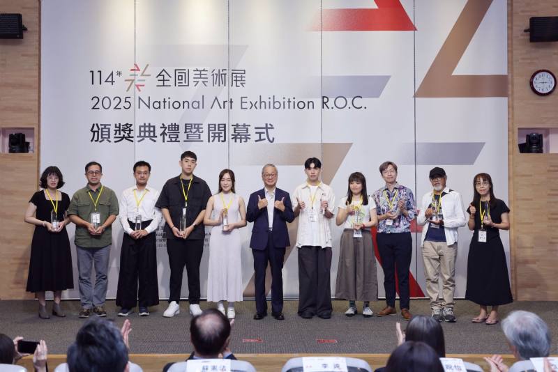 Minister Li Yuan (center) takes a group photo with the gold prize winners