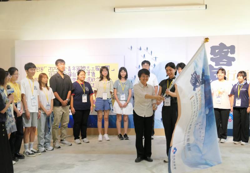 主委授旗予志工團代表蔡明恩