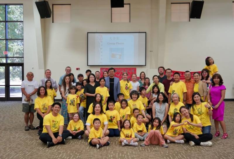西雅圖文教中心主任王偉讚與夏令營全體師生及家長們合影