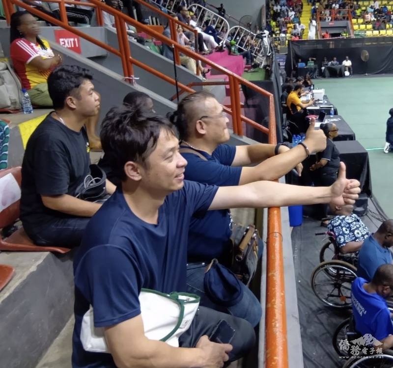 奈及利亞臺僑於桌球賽現場密切關注賽況，並為葉伊恬加油應援