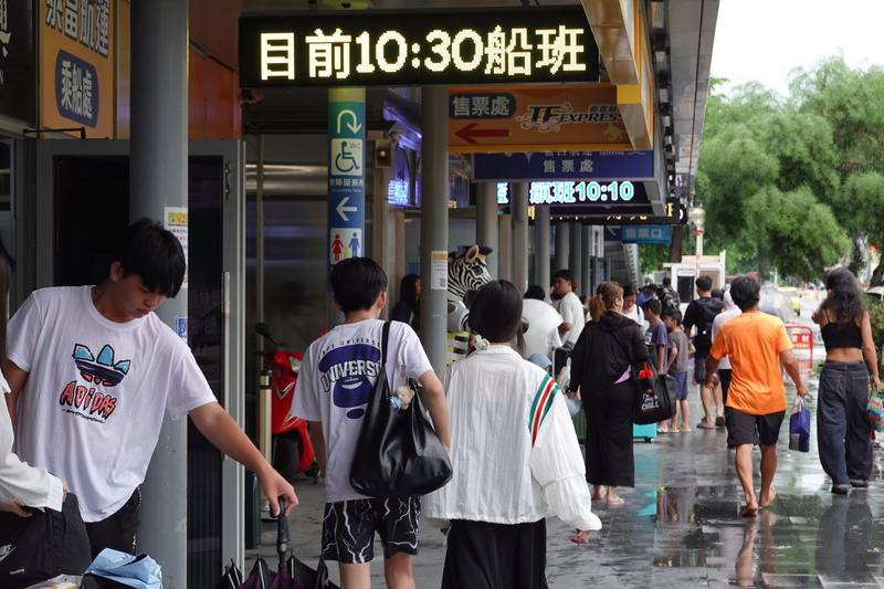 往返屏東離島小琉球間航段，受低壓帶及西南風影響，航運業者陸續宣布29日中午過後停駛；28日上午，東港碼頭仍有旅客前往搭船。