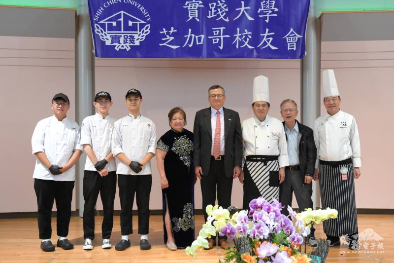 陳美麗、類延峰與國立高雄餐旅大學中餐廚藝系合影