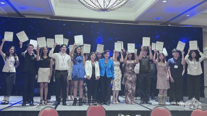 國會議員趙美心頒贈獎學金給來自第32選區的得獎人