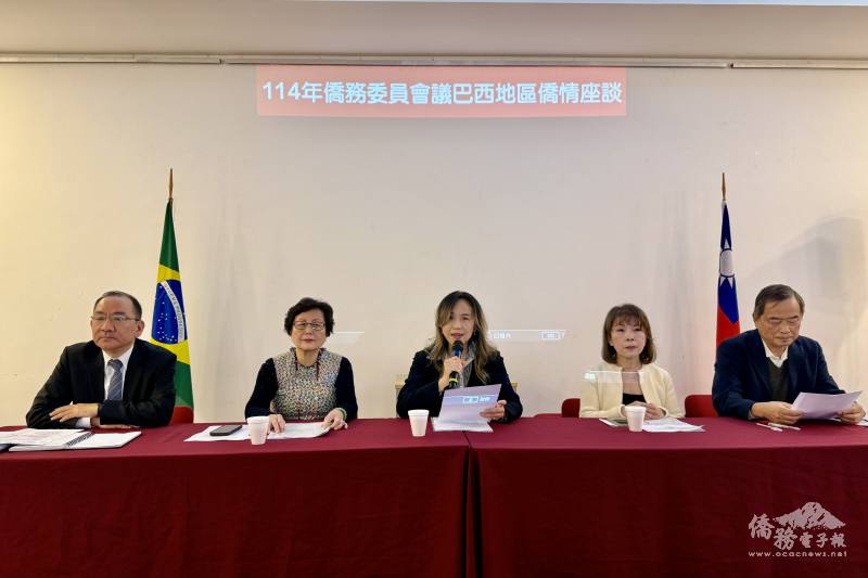 處長朱怡靜（中）致詞，左起為聖保羅文教中心主任尤正才、僑務委員洪呂麗月、右起為僑務委員廖仁煌、陳寶玲