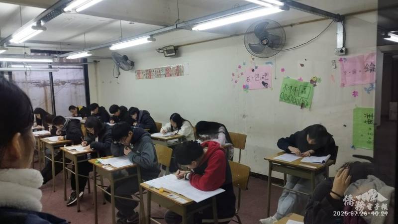 考生於新興中文學校教室專心應試，參加2025年華語文能力測驗