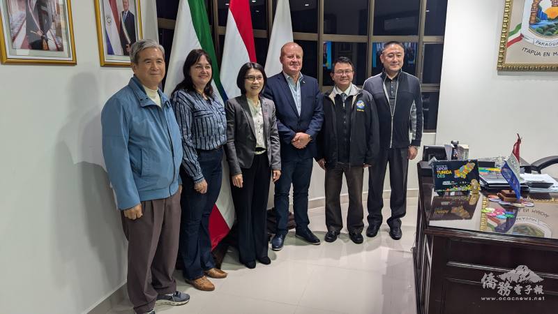 陳慧芬偕同旅巴僑領一同於省長室合影（左起僑務委員郭鳳文、省長夫人、陳慧芬、伊省省長哈維爾·佩雷拉、僑務顧問黃銀河及僑務諮詢委員杜德光）