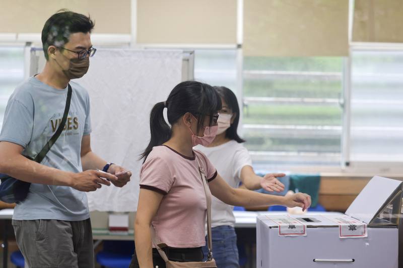 圖為立委罷免案投票日，民眾陸續到台北市三民國中投開票所投票。