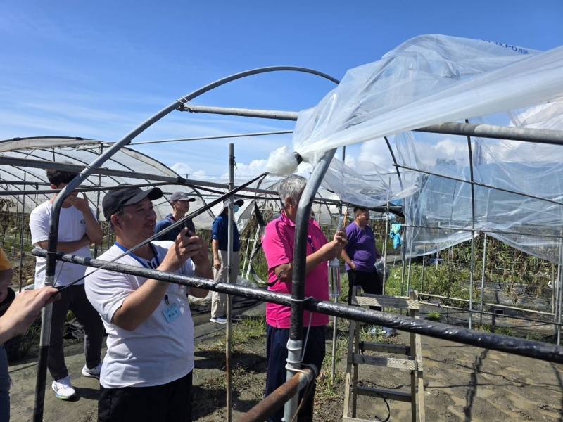 學員進行溫室搭建實作