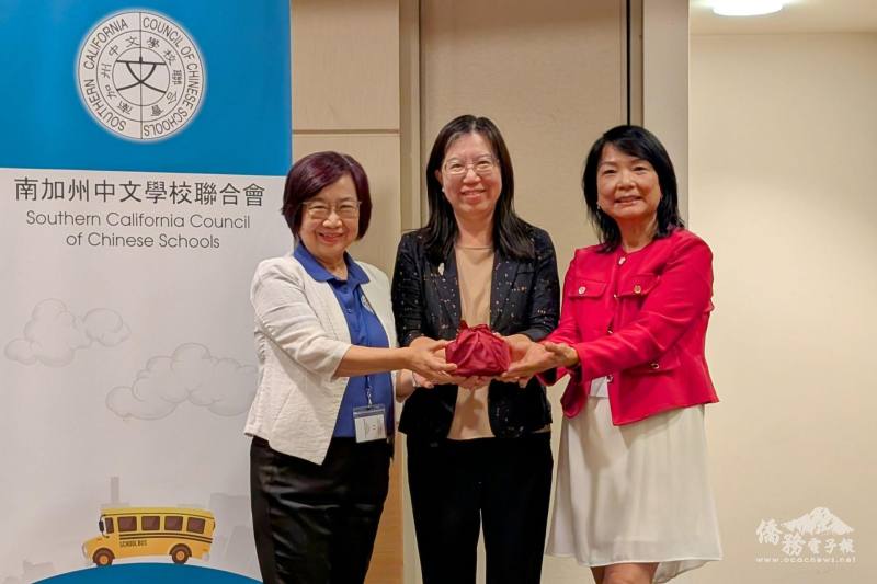 洛杉磯文教中心主任鍾佩珍（中）監交，滿任會長車慶（左）將印信交予新任會長劉玉𤧞（右）