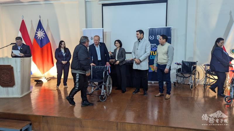 陳慧芬與哈維爾·佩雷拉一同發送輪椅給所需要的省民家屬