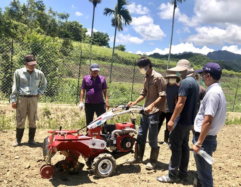 臺東場薛銘童副研究員(右1)輔導「SALAMA有機智慧農場」蔬菜栽培技術