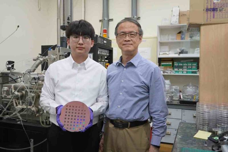 台科大教授朱瑾（右）帶領團隊開發全球首創的「菱形金屬奈米管陣列」，可提升分子檢測速度與靈敏度，能應用於生醫、食安、環境等監測。（台科大提供）