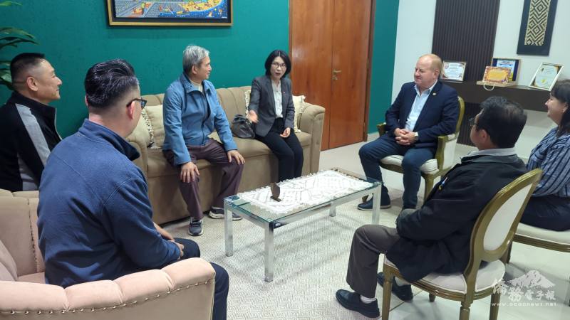 陳慧芬與僑界代表於捐贈儀式前，就未來的合作機會與面向，於省長室相互交流