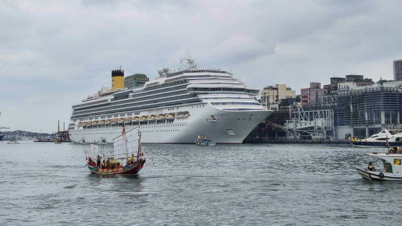 基隆和平島年度盛事社靈廟王爺海上遊江，受颱風影響延期至27日登場，船隊啟程後，沿途繞行基隆與新北市沿海地區，基隆港內有歌詩達莎倫娜號等停泊，上演「郵輪會王船」戲碼。（文史工作者尹德根提供）