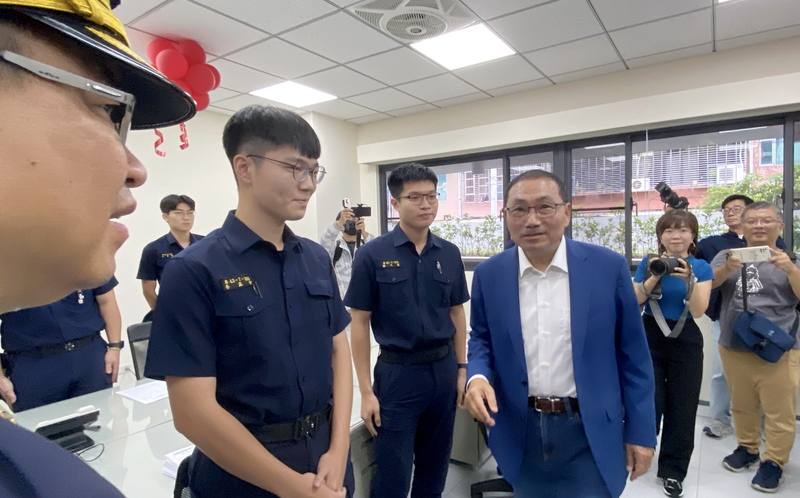新北市三重警察分局交通分隊及公有拖吊場28日落成啟用，市長侯友宜（前右）參觀新辦公環境，並關心警專學生作息。