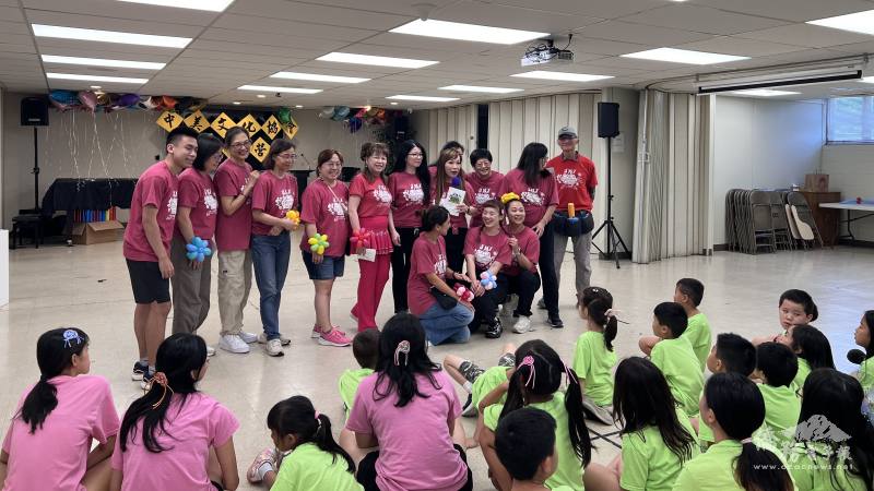 學員感謝文化教師與營務義工，來自臺灣的教師吳佩芹、吳宇婷(前排半蹲者右起)受到學生歡迎