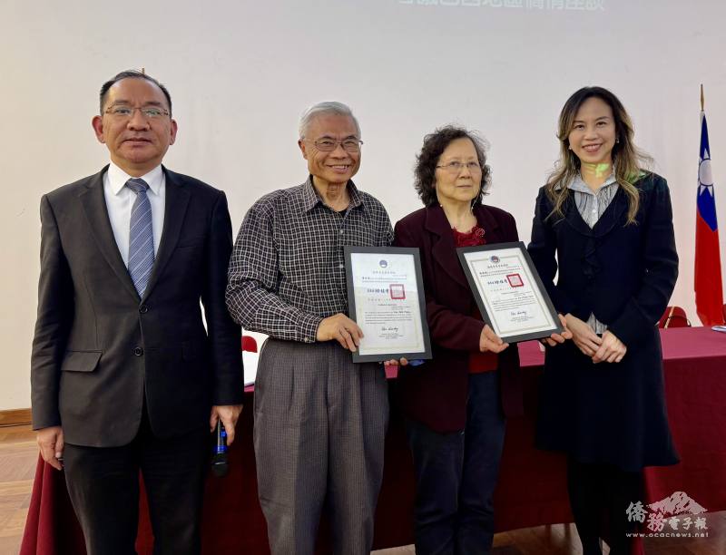 朱怡靜（右）、尤正才合頒僑委會委員長徐佳青感謝狀給僑務新聞志工廖世秉（左二）、陳娟娟（右二）