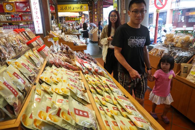 國發會28日發布6月景氣燈號，綜合判斷分數下滑至29分，燈號維持代表景氣穩定的綠燈。圖為民眾前往台北市迪化街逛街。