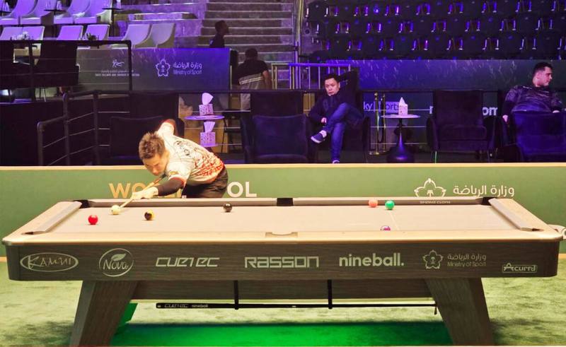 2025年世界花式撞球錦標賽21日起於沙烏地阿拉伯一連舉行6天，台灣共派出10名選手參賽。前世界球王、外號「天王殺手」的柯秉中獲5名。圖為柯秉中於吉達Green Hall體育館進行比賽。（駐沙國代表處提供）