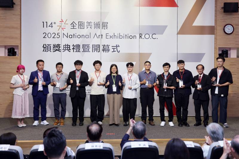 NTMoFA director Chen Kuang-yi (6th from left) takes a group photo with the silver prize winners