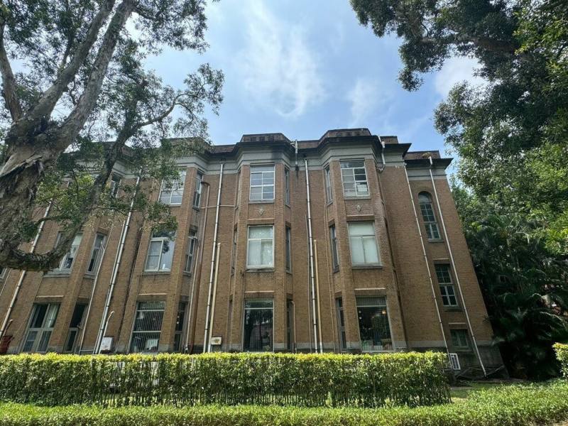 台北市文資會議28日審議通過「國立台灣大學『樂學館』文化資產價值案」，因具高度歷史、藝術或科學價值，指定「原帝大校舍文政學部研究室」為市定古蹟。（台北市文化局提供）