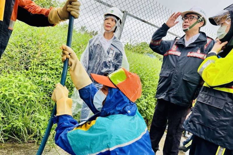 高雄市長陳其邁（右2）28日前往橋頭與岡山地區，視察防汛設施及清疏作業。（高雄市水利局提供）